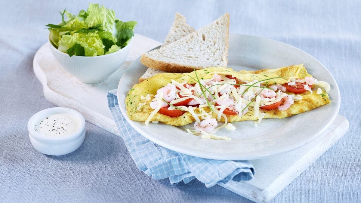 Omelett med reker og salat