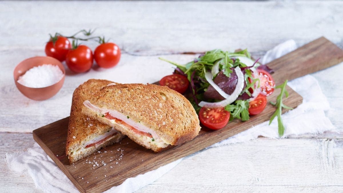 Panini med kalkun og tomat