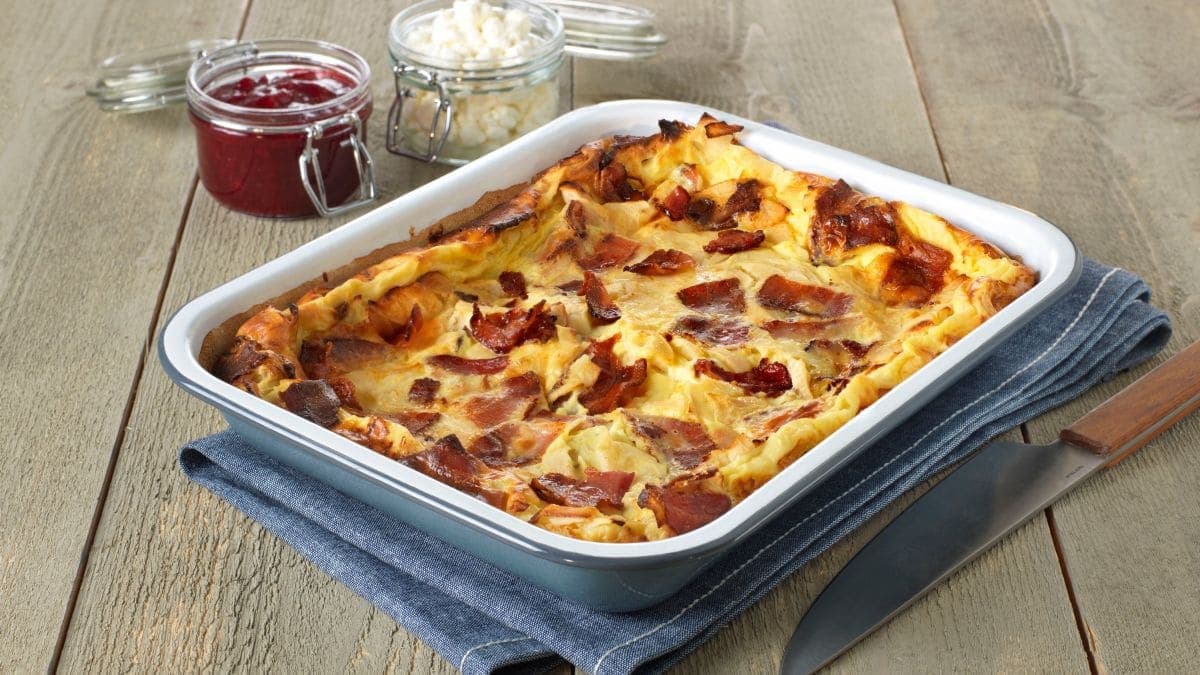 Ovnspannekake med bacon og eple