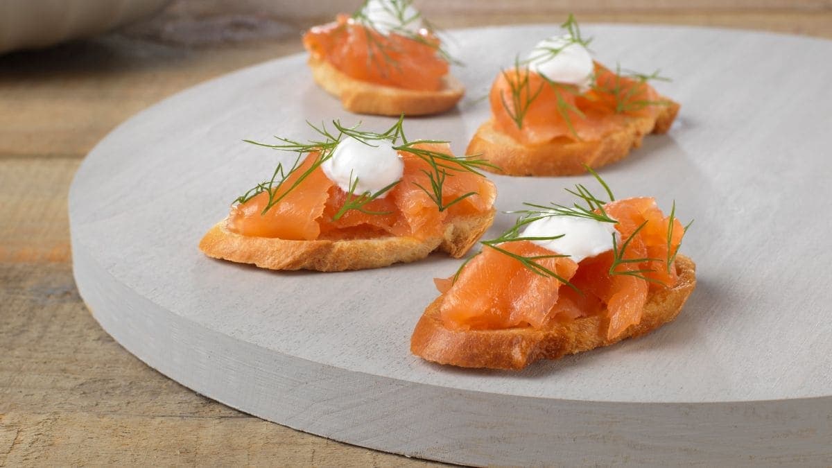 Røkelaks på sprø toast med luftig rømme