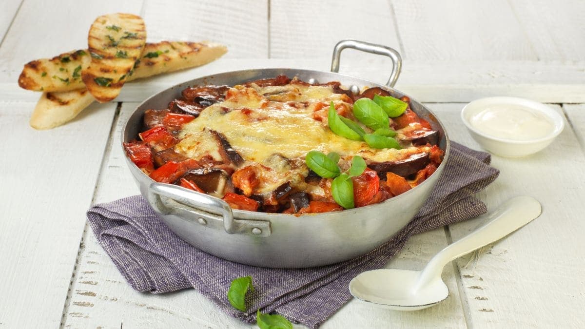 Auberginelasagne med hvitløkdipp