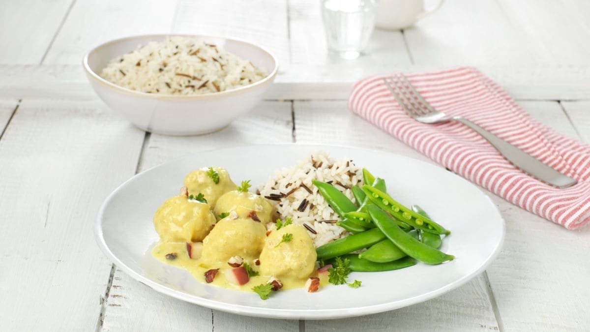 Svinekjøttboller i karrisaus