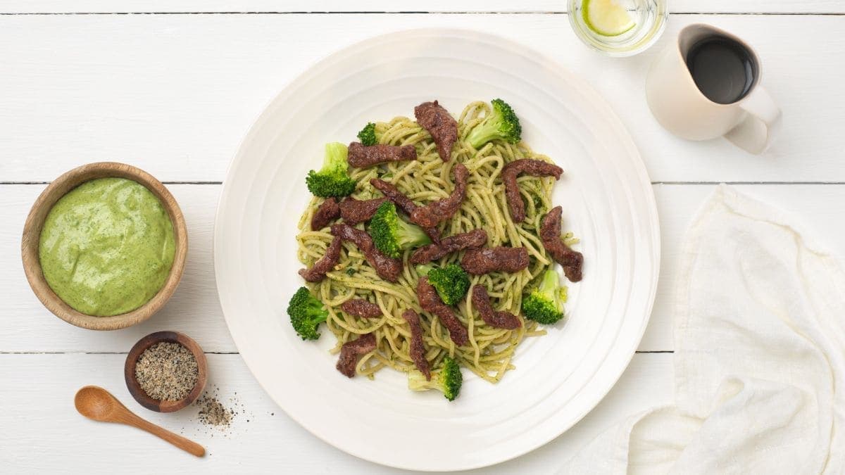 Biffstrimler på spagetti med persillepesto