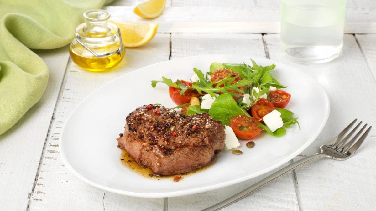 Pepperbiff med lun tomat- og Chevresalat