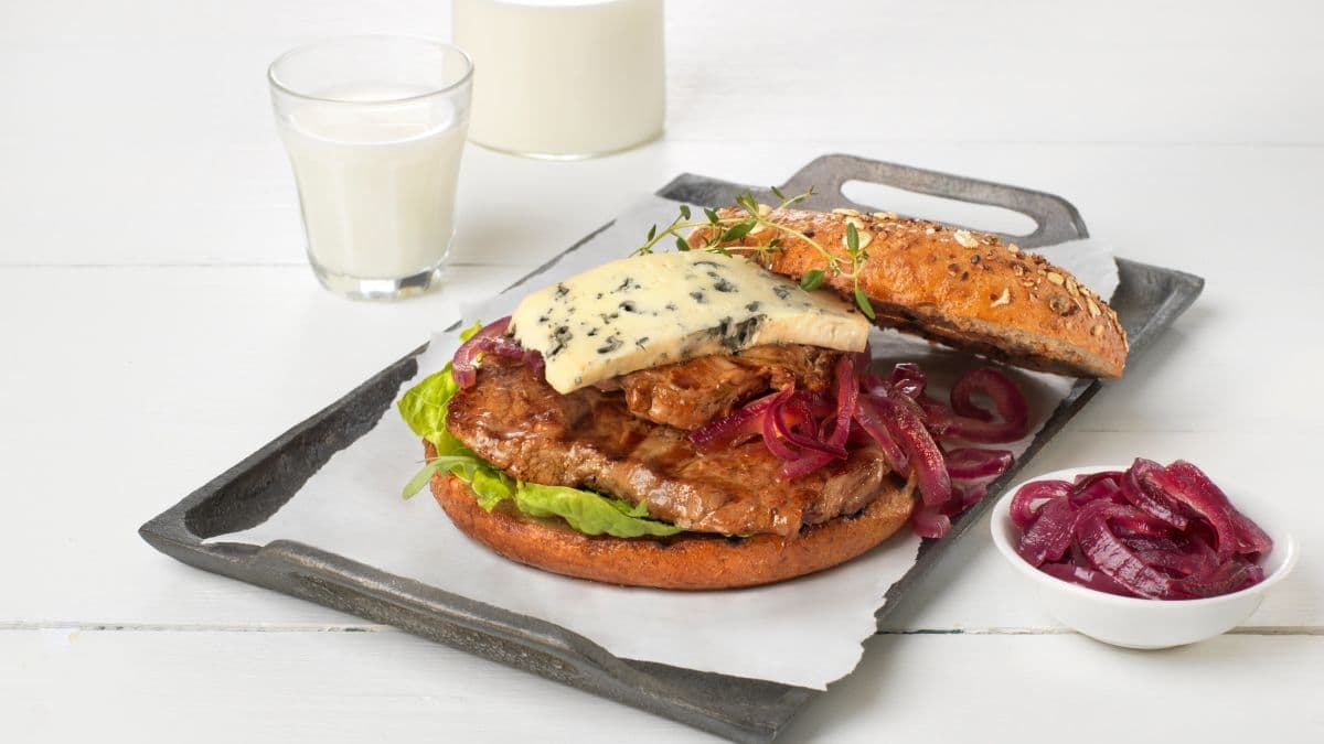 Biff- og blåmuggsandwich med syltet rødløk