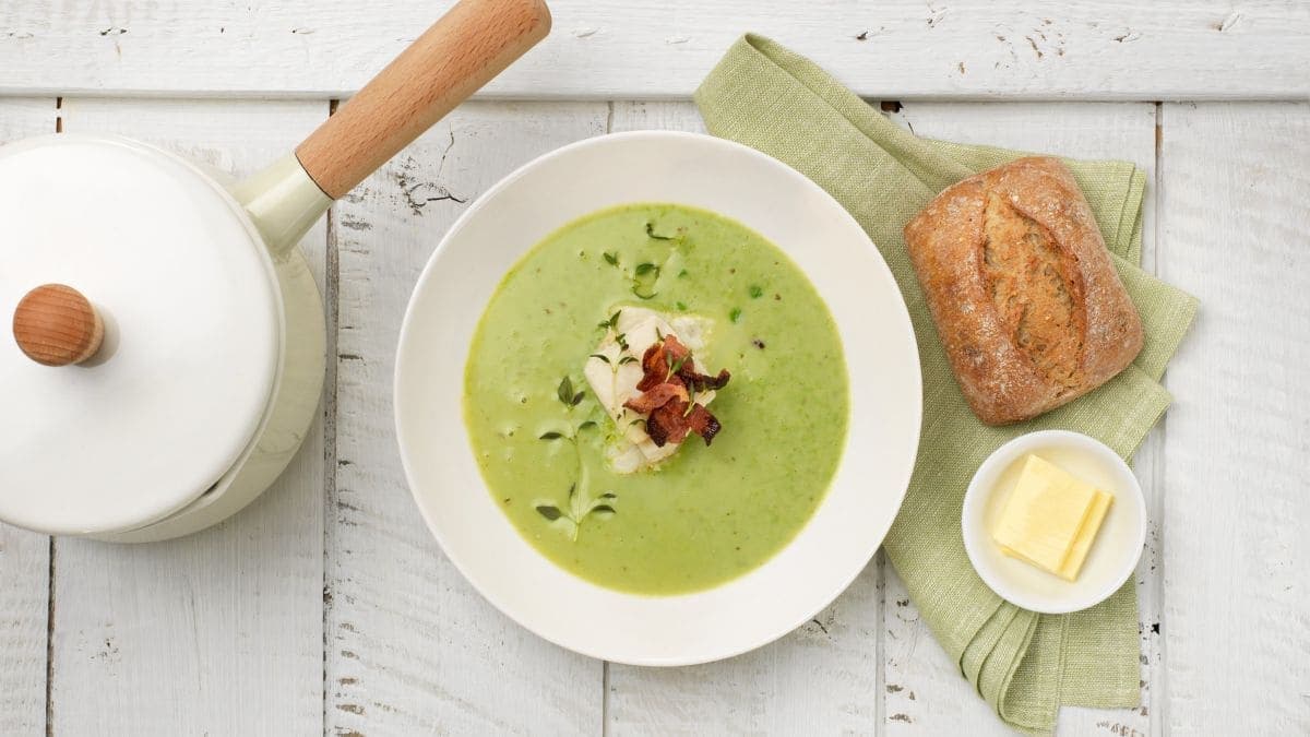 Grønn ertesuppe med klippfisk og bacon