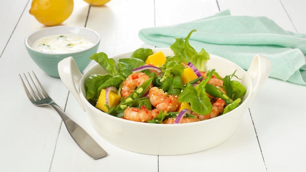 Salat med ingefær- og chilistekte scampi