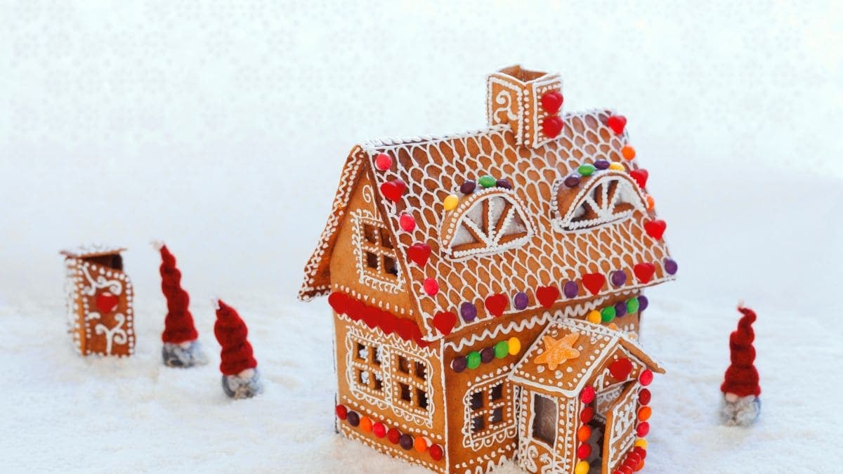 Pepperkakehus med forgang og karnapp