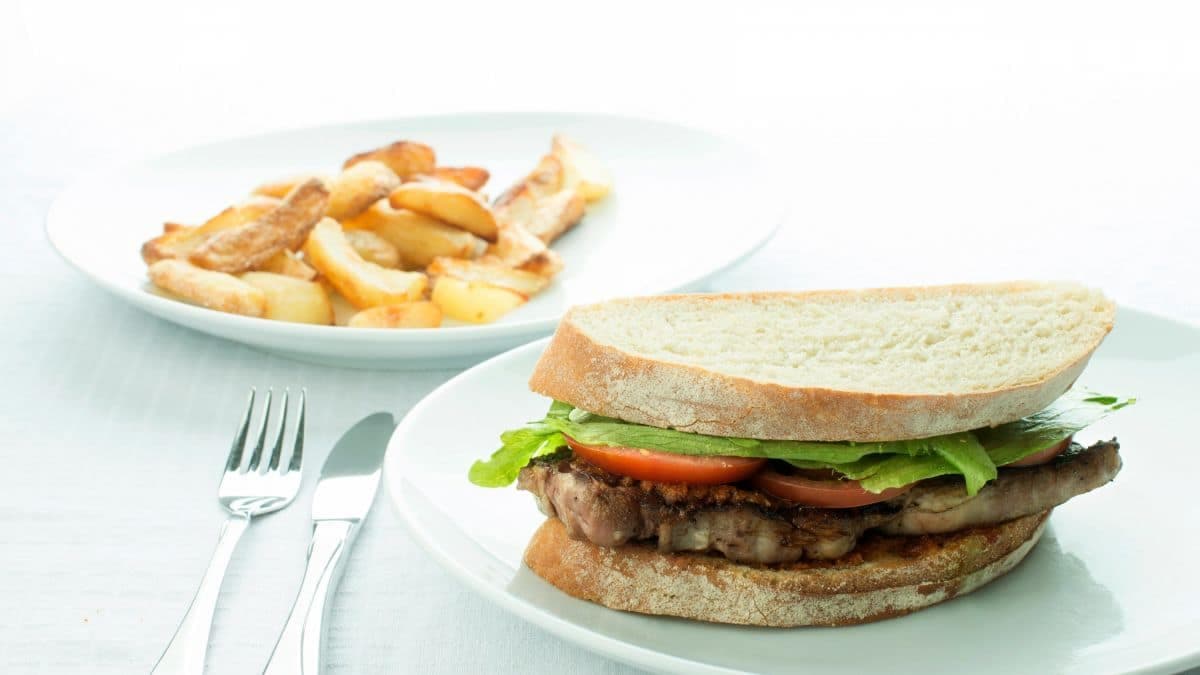 Varm biffsandwich med stekte potetbåter