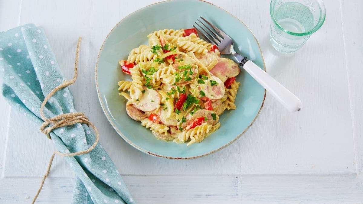 Pølsegryte med karri og crème fraîche