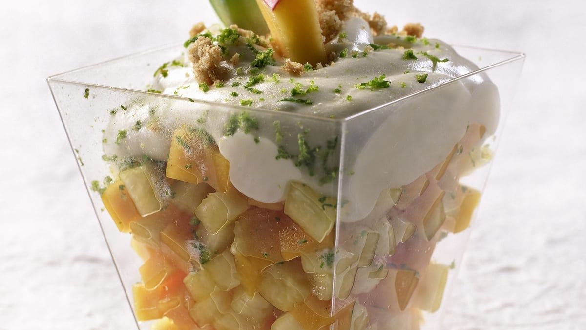 Hvit sjokolademousse med frukt