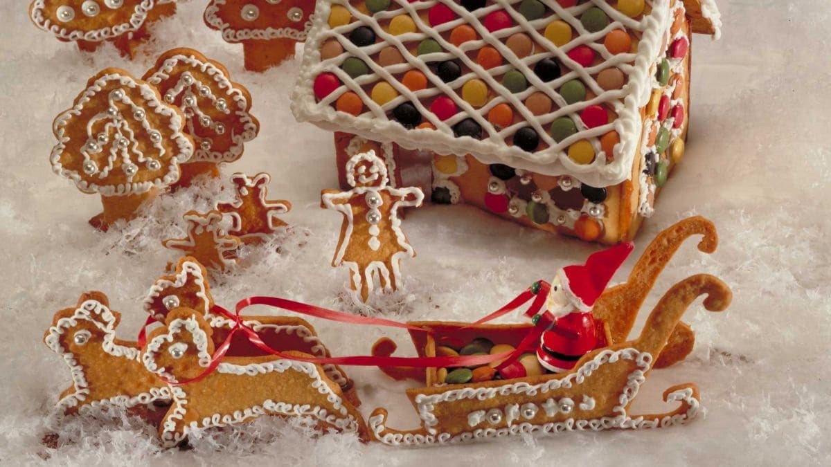 Pepperkakehus med Rudolf og nissens slede