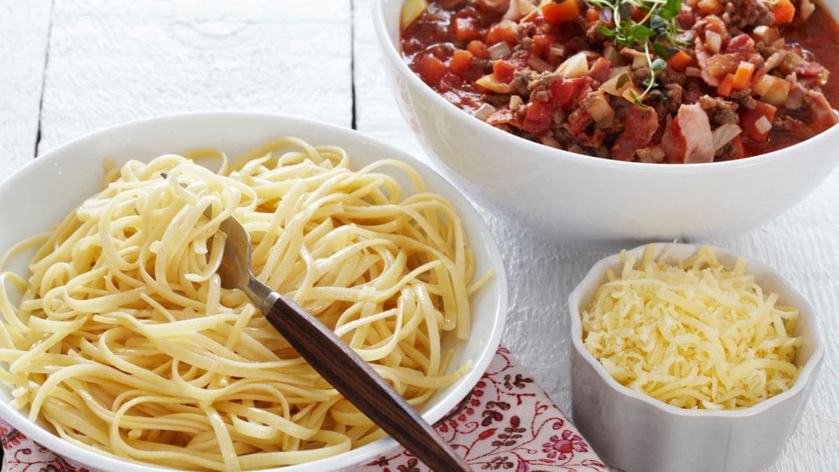 Pasta og kjøttsaus med bacon