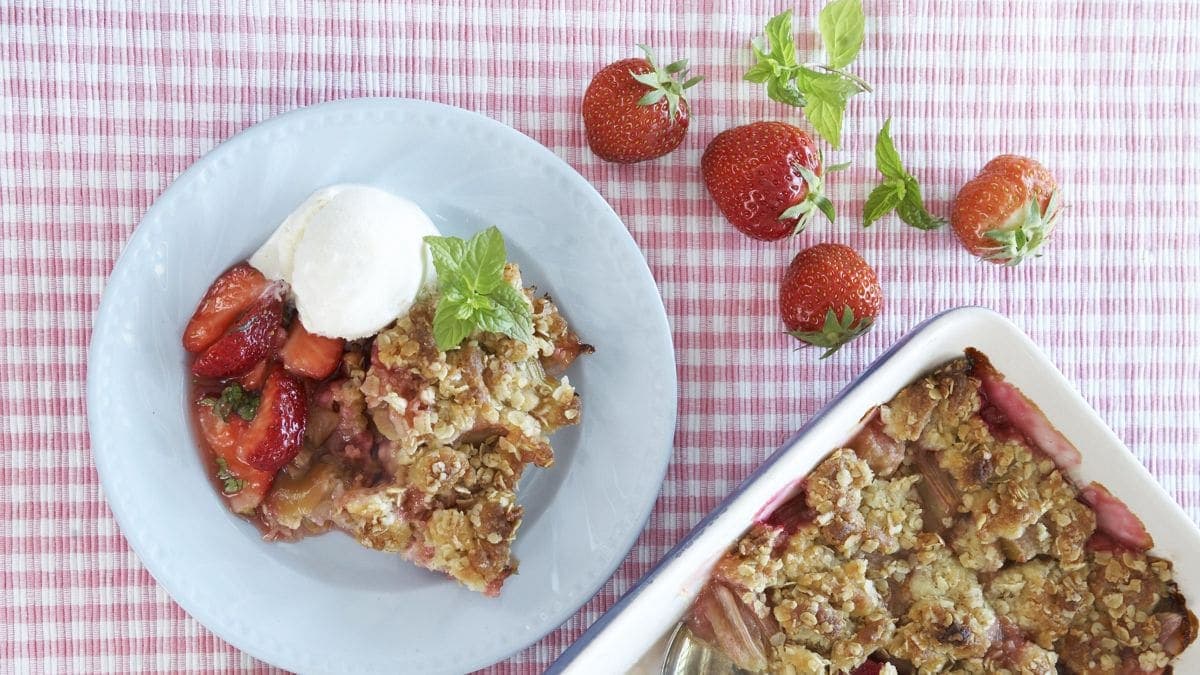 Smuldrepai med rabarbra, kardemommeis og jordbærsalsa