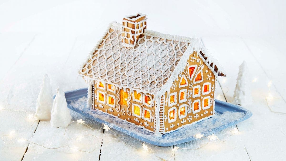 Pepperkakehus med lys i