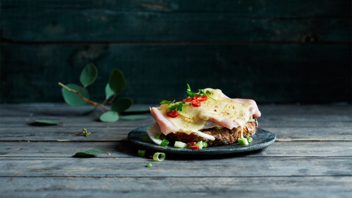 Grillsmørbrød med ost og skinke
