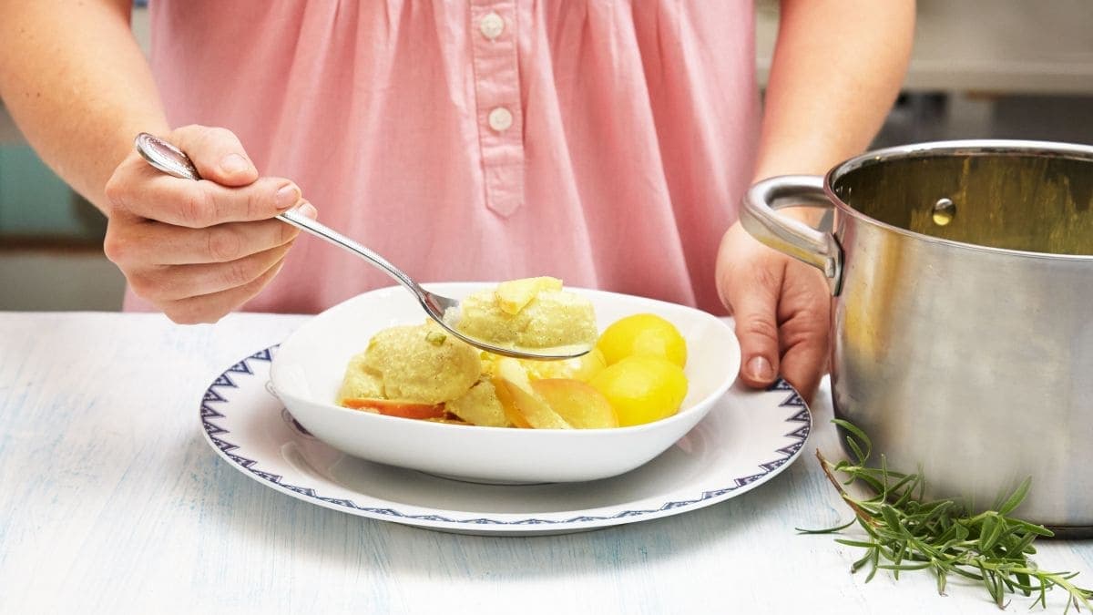 Hjemmelagde fiskeboller i karrisaus