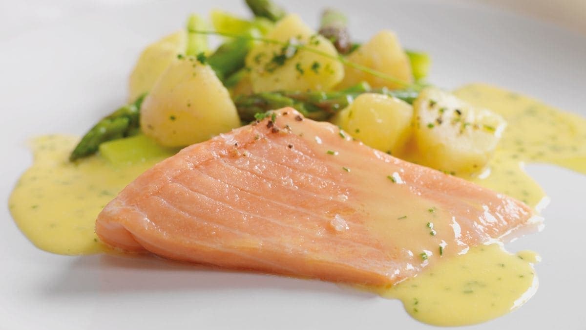 Bakt laks med gressløksmørsaus
