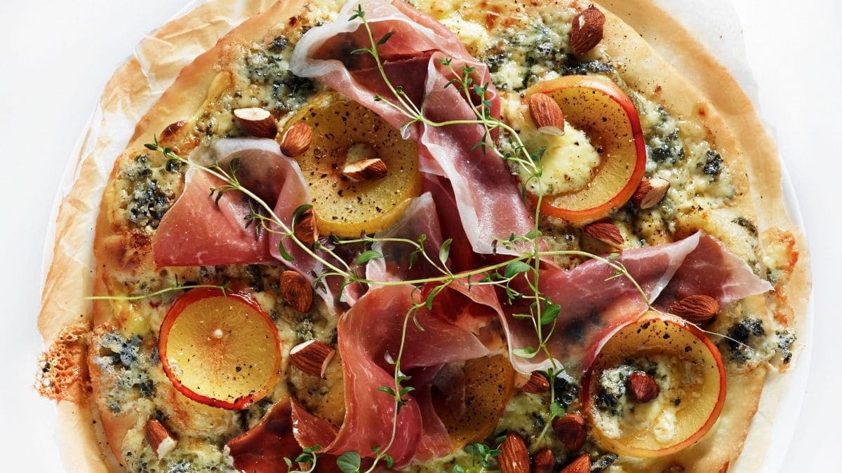 Pizza med blåmuggost og plommer