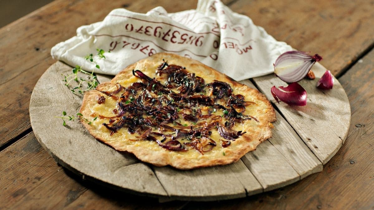 Next ImagePizza med Norvegia® Smaksrik og karamellisert løk