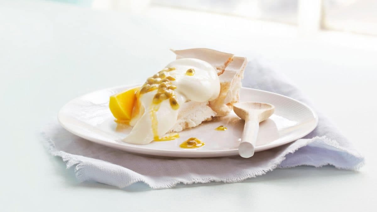 Pavlova med Kesam og tropisk frukt