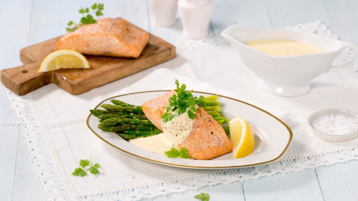 Grillet laks med asparges og hollandaisesaus