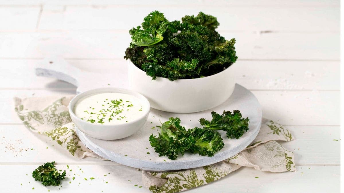 Grønnkålchips med rømmedipp