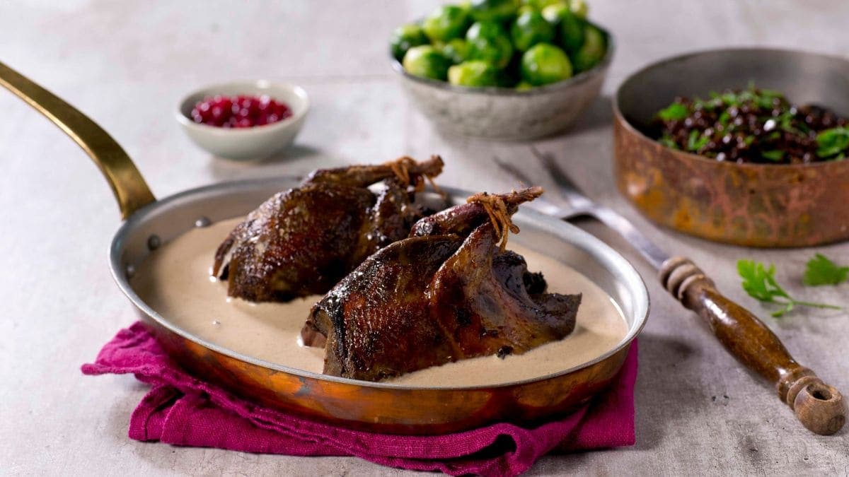 Rype i fløtesaus med russiske erter