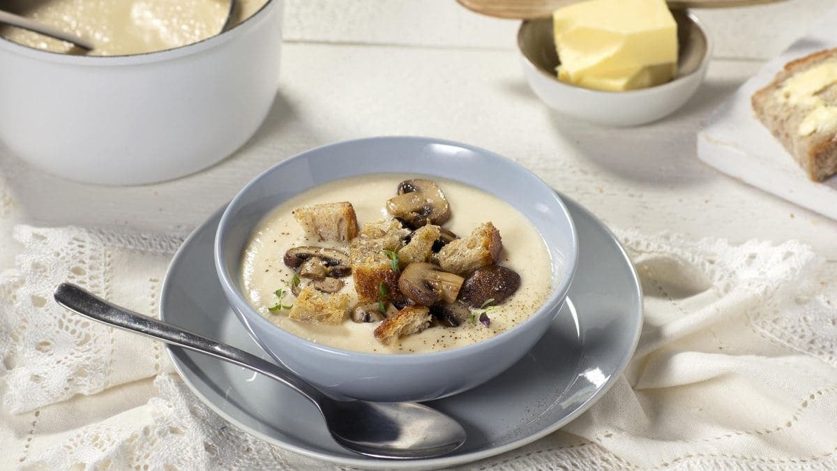 Jordskokksuppe med smørstekt sopp og hvitløkskrutonger