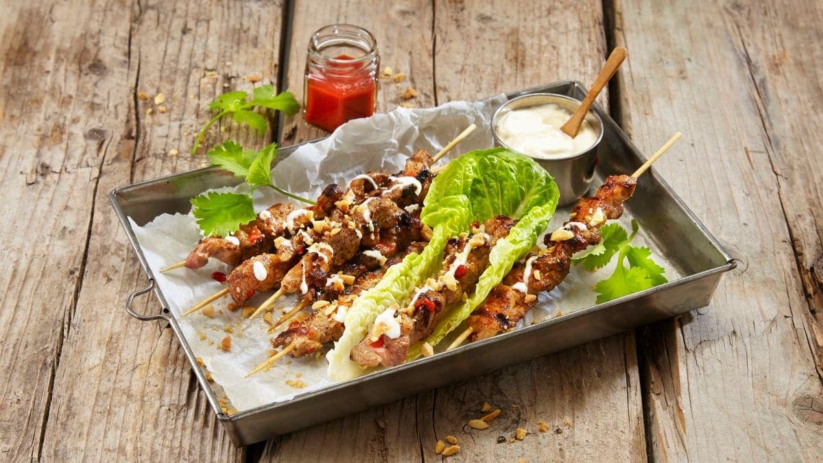 Svinespyd med chilisaus og peanøtter