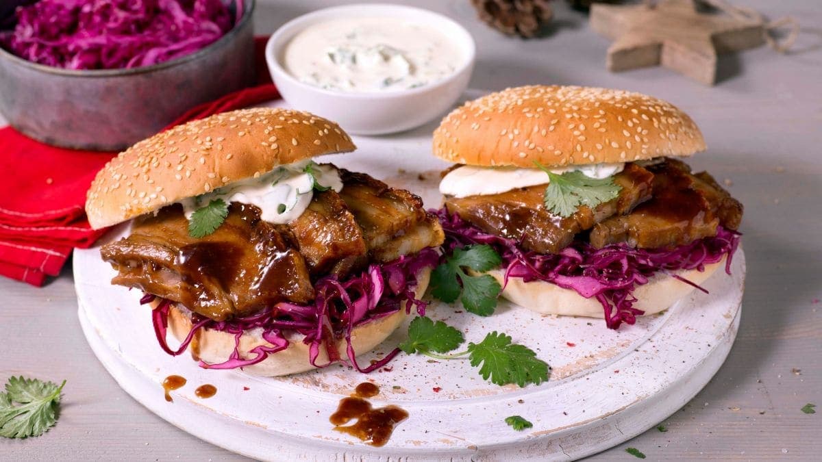 Ribbeburger med lettsyltet rødkål og rømmedressing