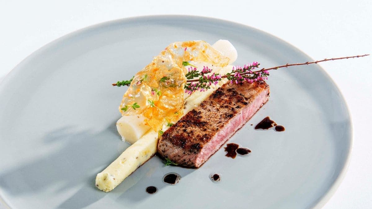 Next Image«Smørbiff» av kalv med potetkrem og bakte rotgrønnsaker