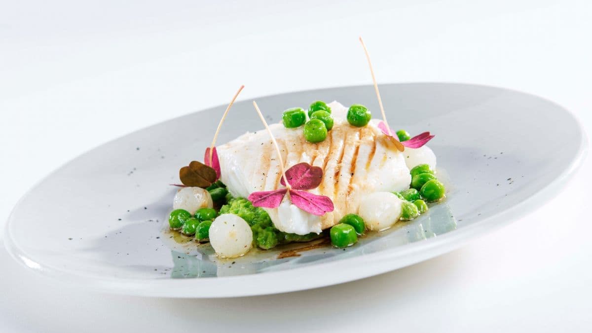 Next ImageMelkeposjert kveite med knuste erter og kyllingsmør