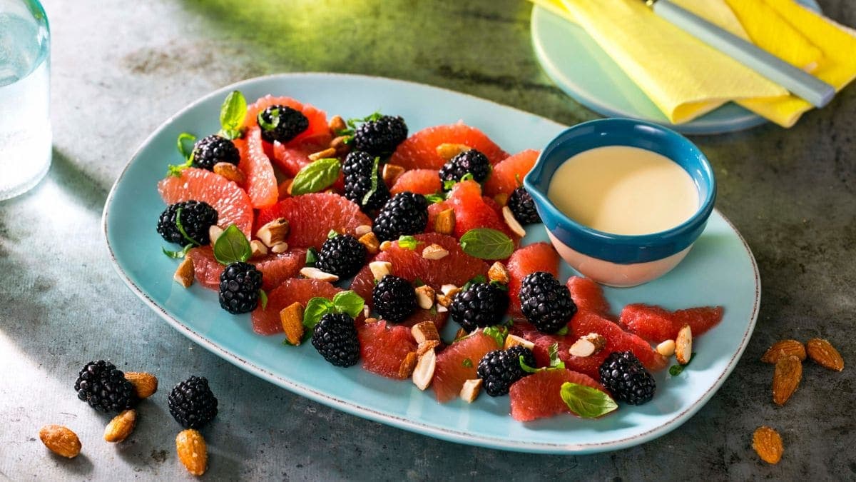 Grapefruktsalat med bjørnebær og glaserte mandler