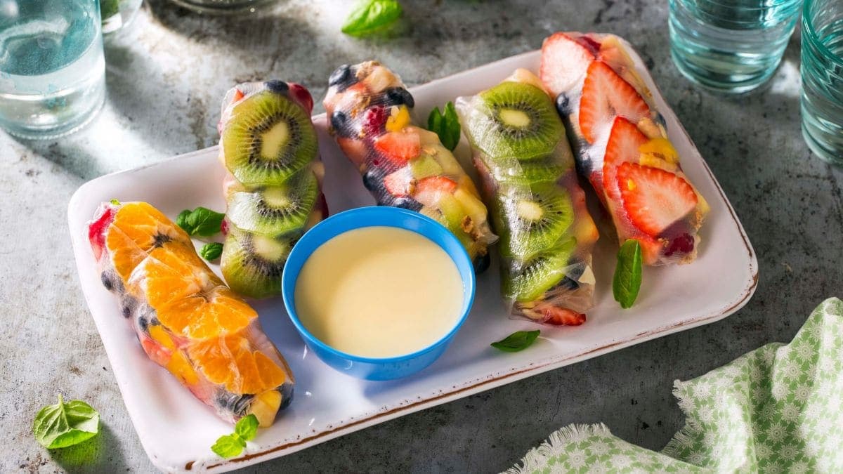 Fargerike sommer-ruller med frukt og bær