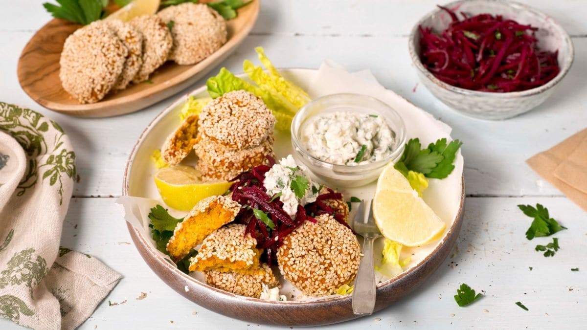 Next ImageGulrot-falafel med rødbetsalat