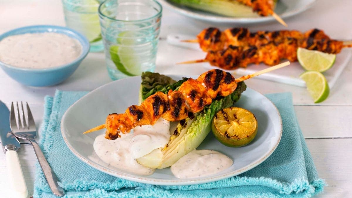 Grillet salat med kyllingspyd og rømme