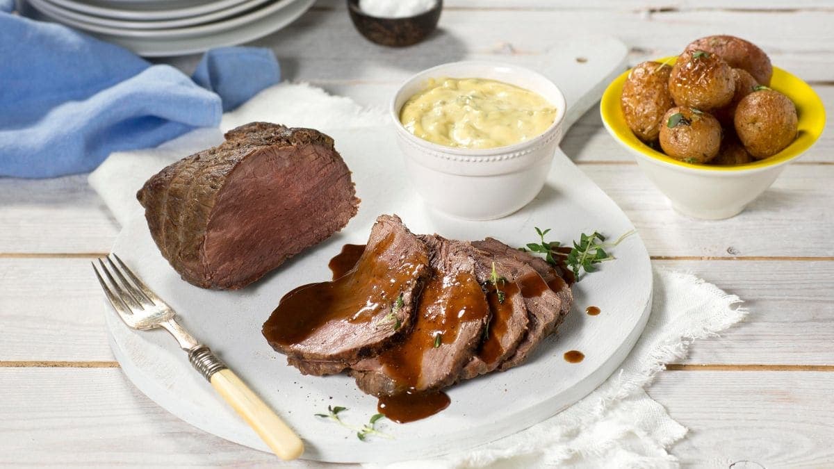 Next ImageRoastbeef med urtepoteter og remulade