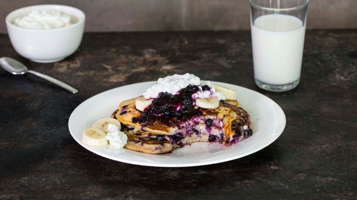 Cottage cheese-lapper med banan og blåbær