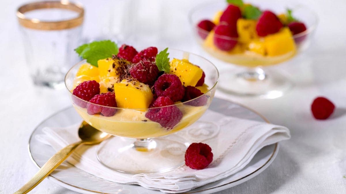 Next ImageLime-sabayonne med bringebær og mango