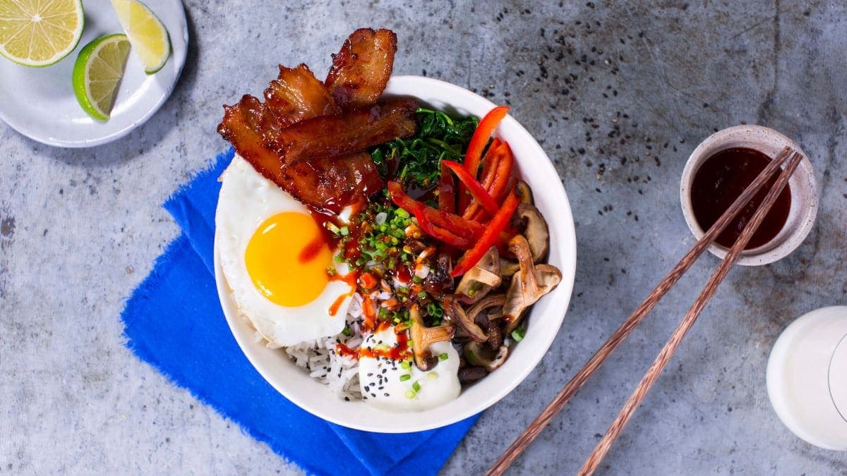 Egg- og bacon-bibimbap