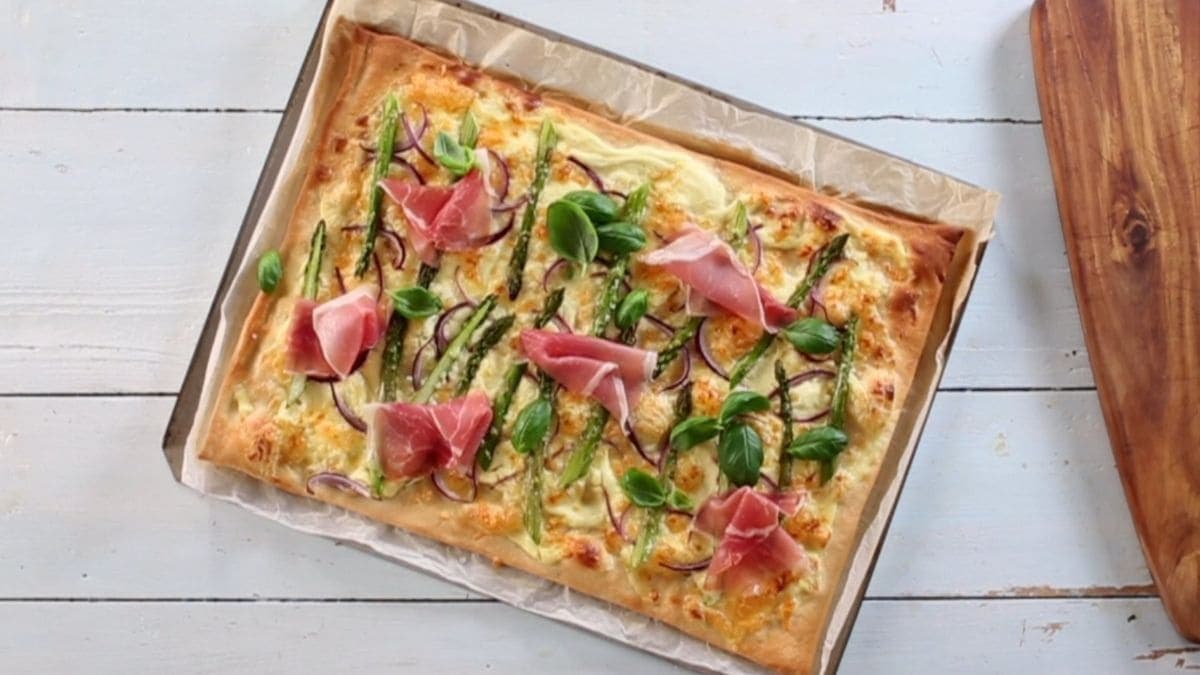 Hvit pizza med spekeskinke og asparges