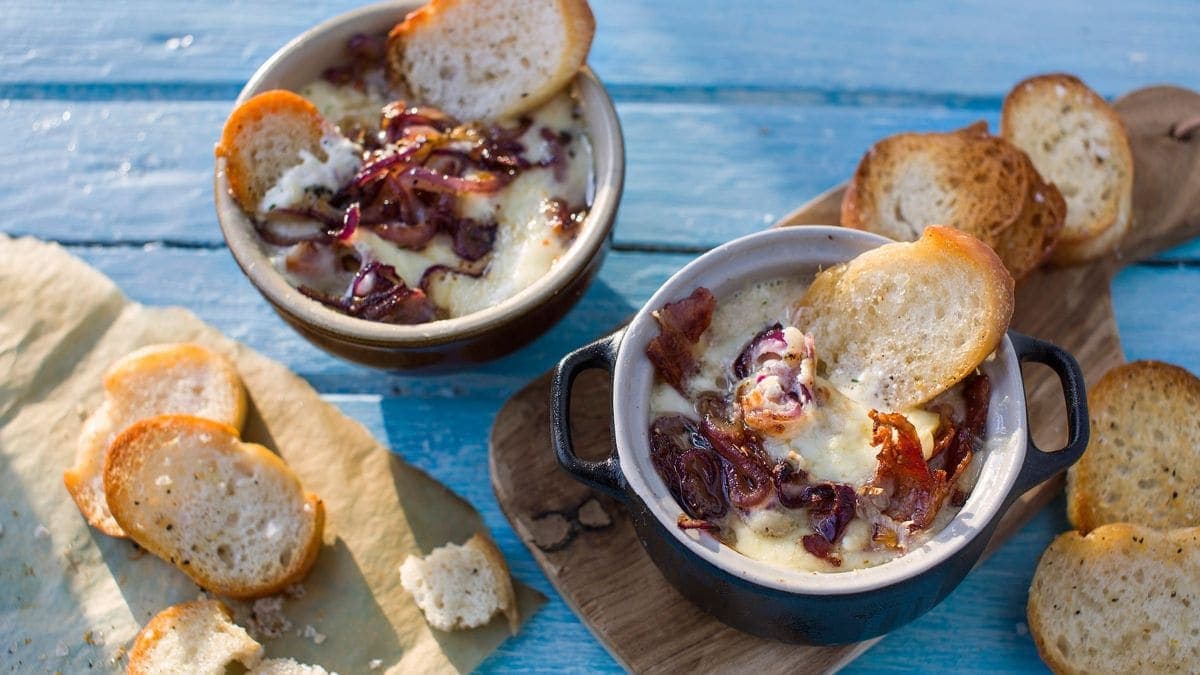 Gratinert ostedipp med løk og bacon