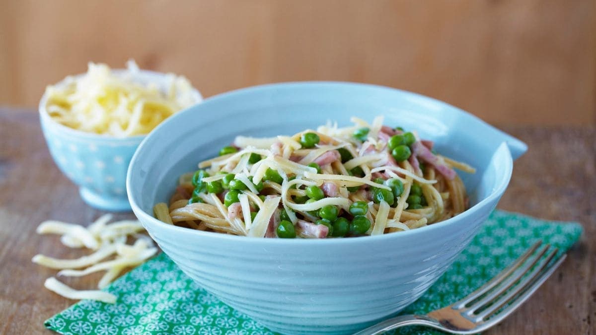 Kremet spaghetti med skinke og erter