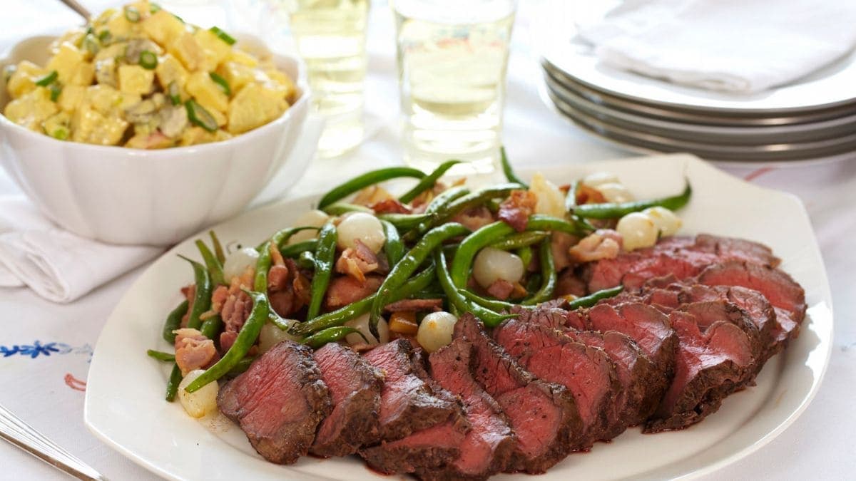 Roastbiff med smørstekte grønnsaker og potetsalat