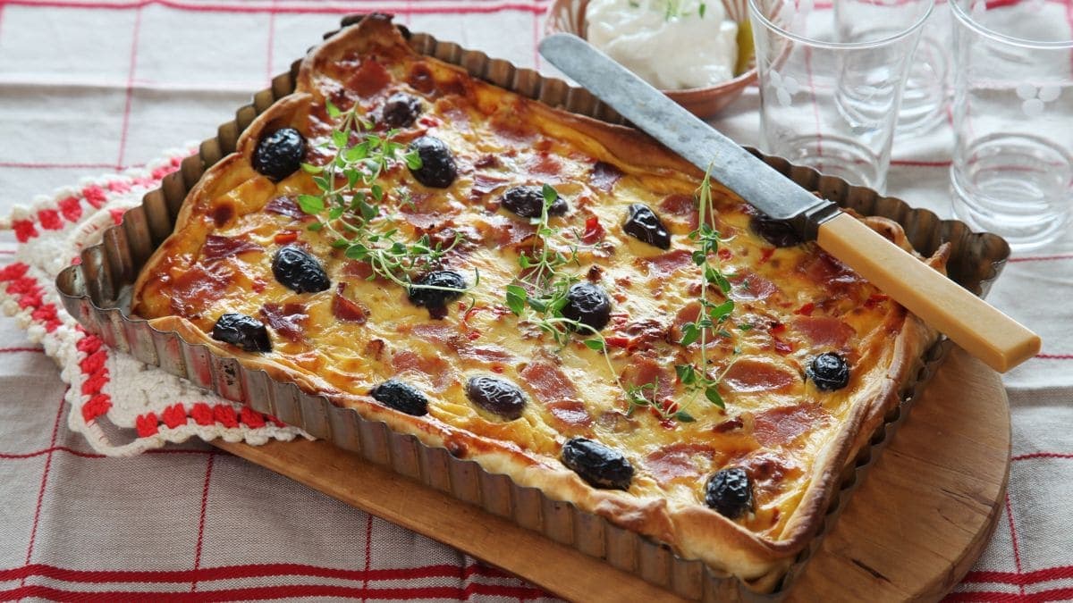 Pai med bacon og soltørkede tomater