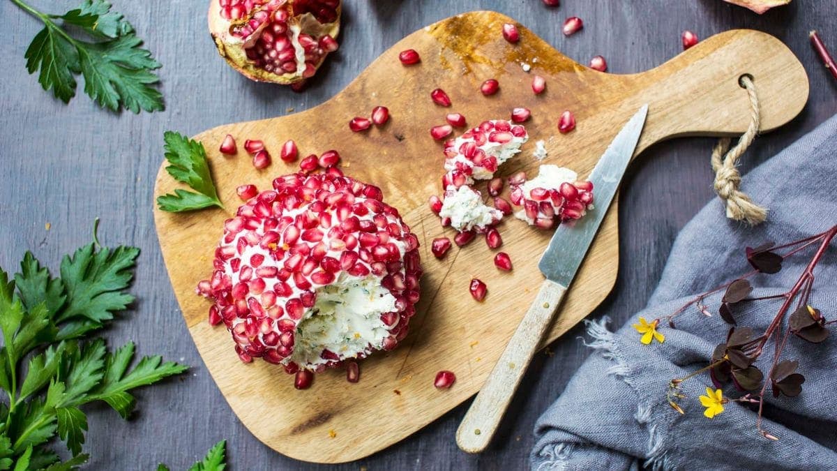 Next ImageCheese balls med granateple og urter