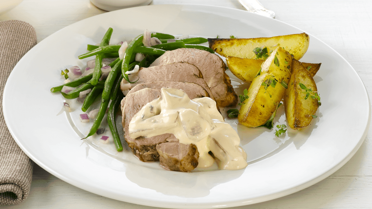 Helstekt svinefilet med soppsaus
