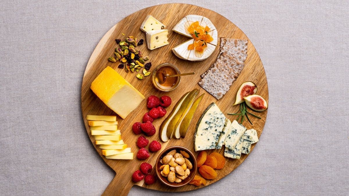 Ostefat med frukt, bær og nøtter