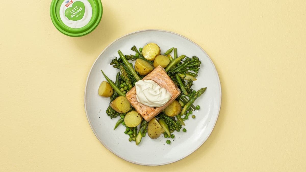 Ovnsstekt laks med grønne grønnsaker